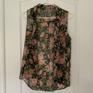 flowy sleeveless button-up💐💐💐